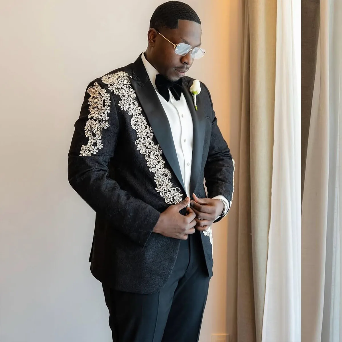 

Customized Luxury Metal Embellished Men Suits Peaked Lapel Groom Tuxedos Wedding Blazers Outfit 2 Pieces Sets Slim ropa hombre