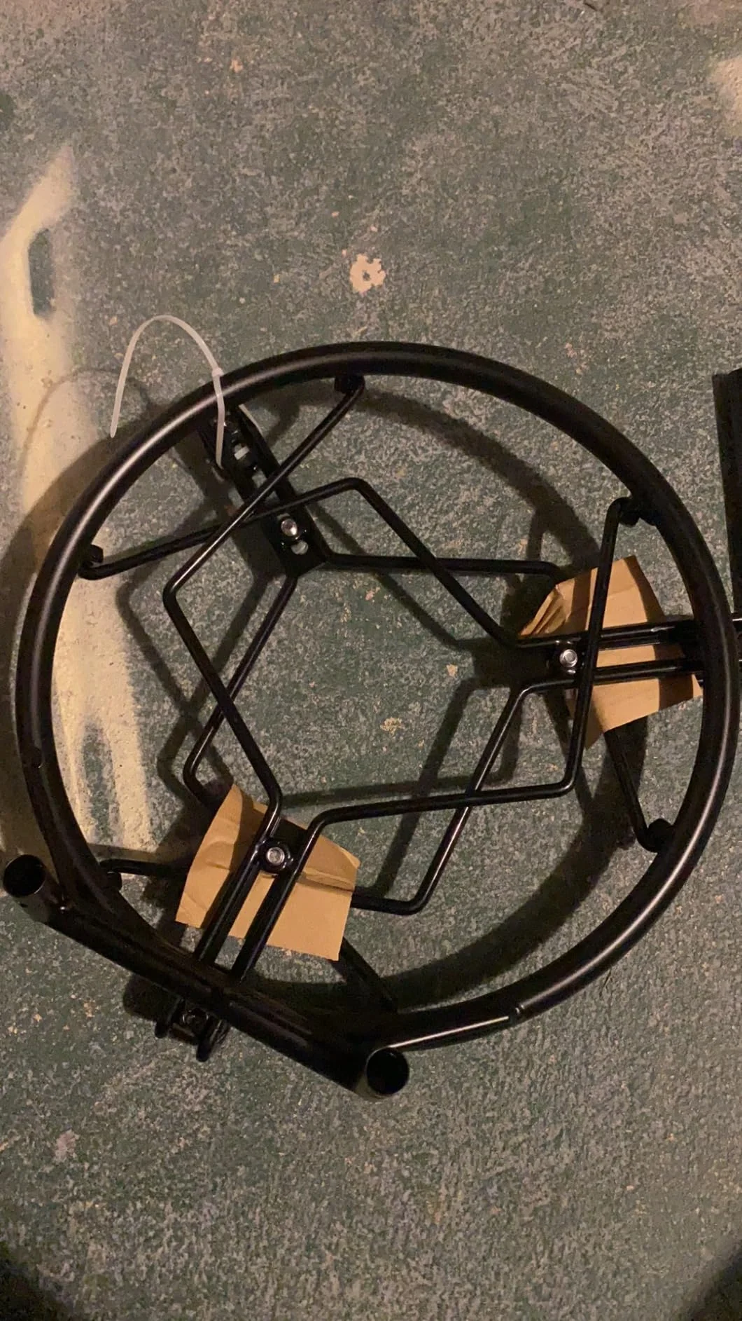 バスケットボールリターンアタッチメント 高耐久リバウンダー 3つの安定した大型フック付き 耐久性のあるアクセサリー 18インチリムバスケットボールトレーニング用