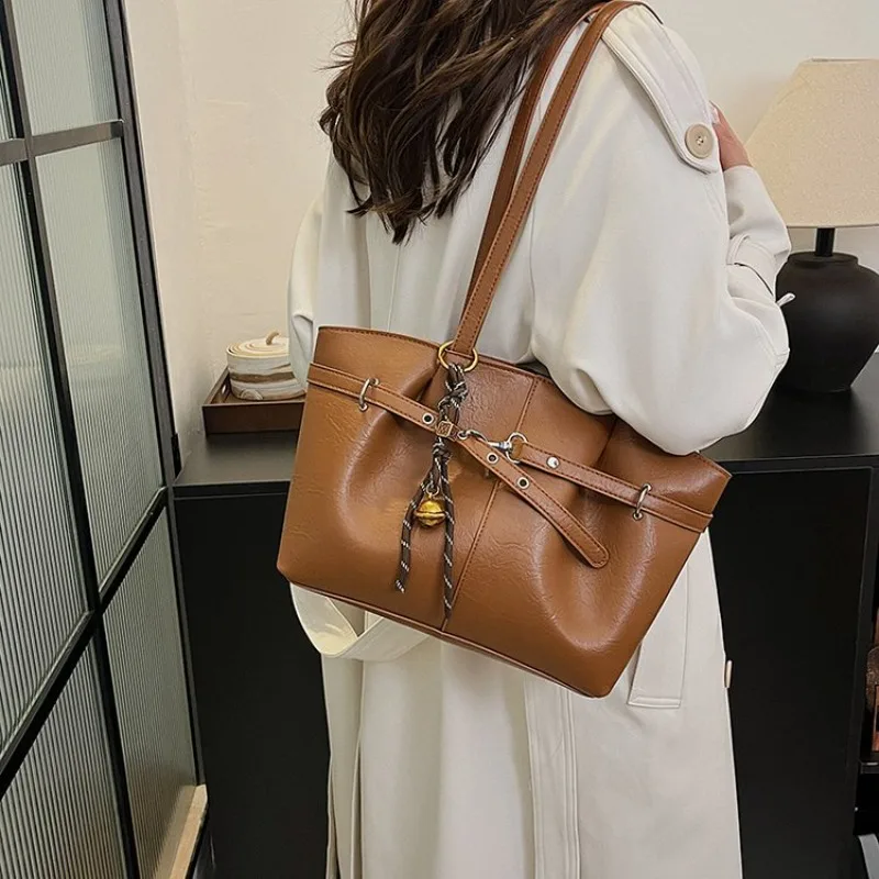 

Minimalist High-End Leather Diaper Bag: Elegant Crossbody Handbag For Women With Vintage Designer Style And Large Capacity Tote