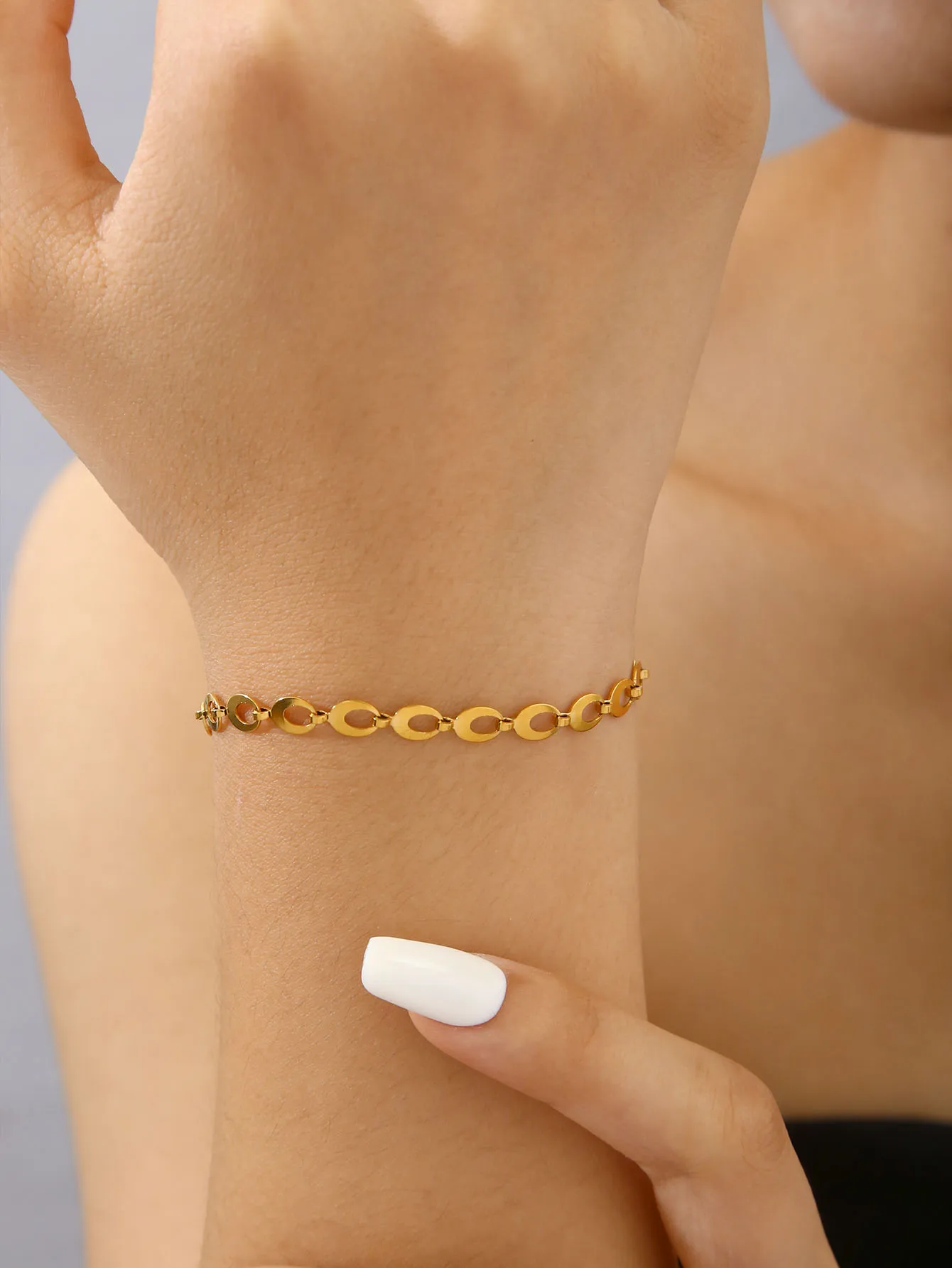 أزياء بسيطة Ins كبار الشعور من الرياح الباردة الفولاذ المقاوم للصدأ 18K مطلية بالذهب هندسية جولة المرقعة سوار الإناث