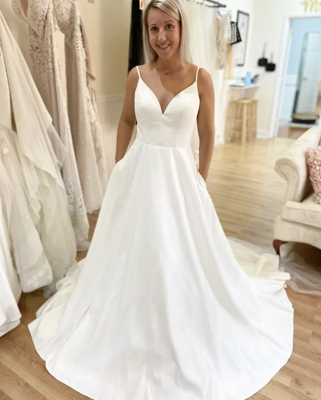 Maßgeschneiderte A-Linien-Hochzeitskleider mit Spaghettiträgern, Rückenfrei mit Schleife, Herzausschnitt, Ärmellos, Sommerliche Satin-Brautkleider