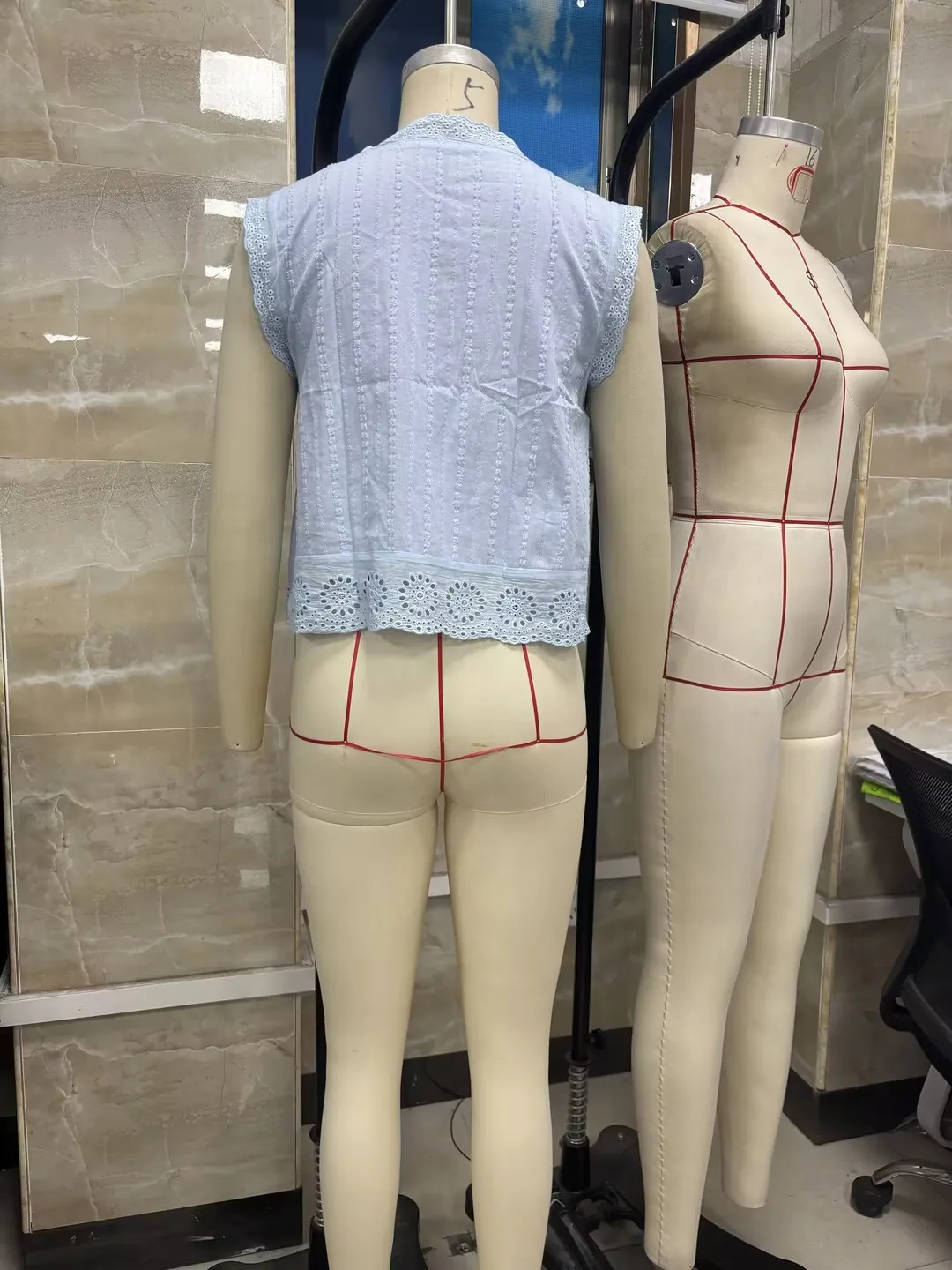 Women’s Button Down Tank Tops Trendy Sleeveless Round Neck Lace Trim Solid Color Tops Eyelet Shirts