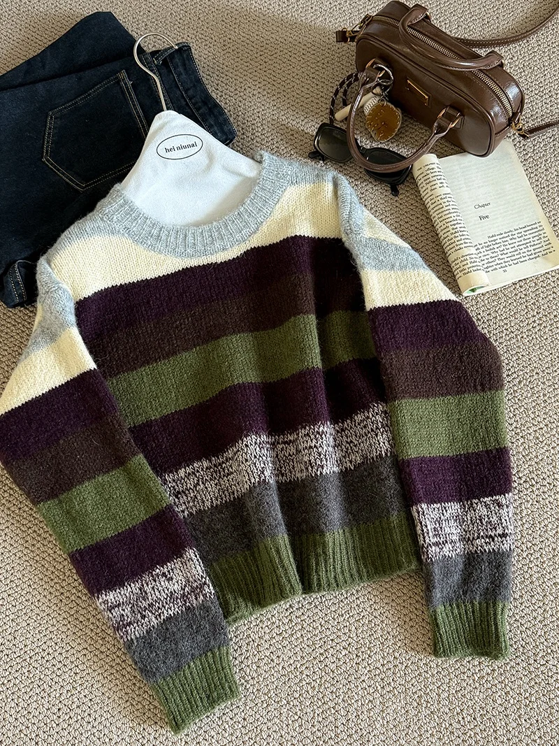 

Осень 2023. Женский вязаный свитер круглого цвета в клетку. Пушистый повседневный универсальный цветной трикотаж. Удобный трикотаж для поездок на работу.