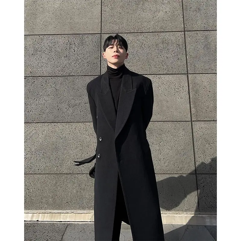 

Мужское короткое пальто-накидка из шерстяной смеси с карманами, декоративными пуговицами и узорами, утепленное, в байкерском стиле, с толстой подкладкой, с декоративными элементами в виде лимонов и портретов.