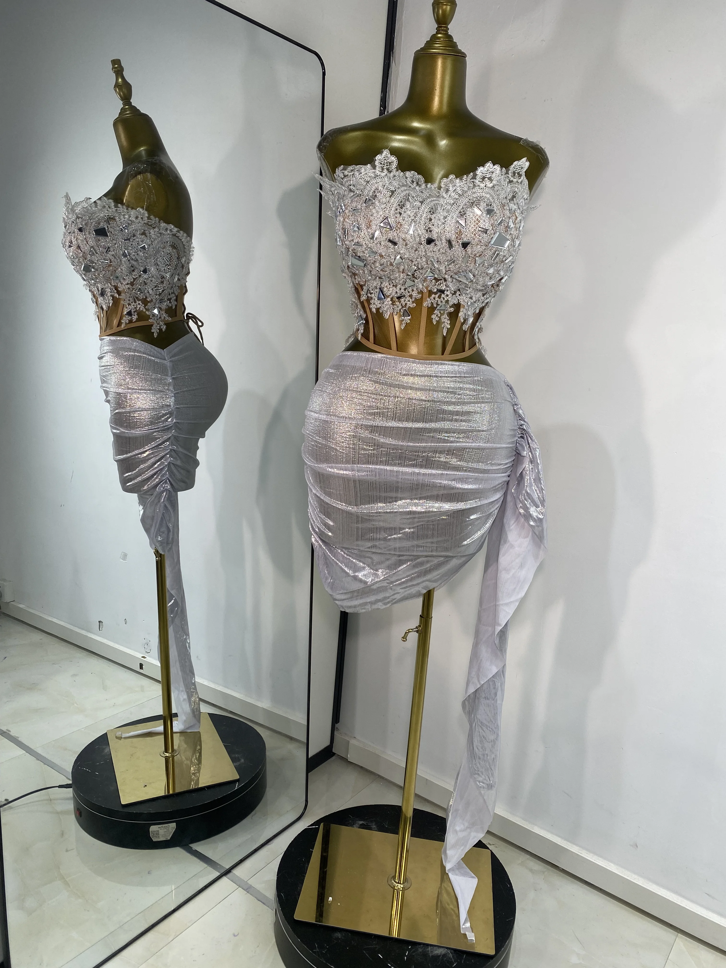 

Женские блестящие вечерние наряды без бретелек из плексигласа с вышивкой лепестков, бюстье-корсет, топ и мини-юбка со шлейфом, две части