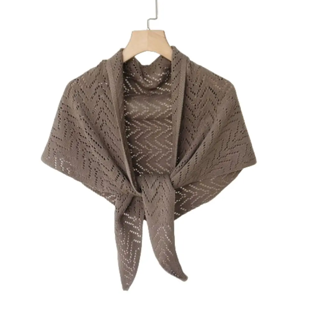 

Элегантный накидка-шарф из трикотажного полотна с узором в полоску треугольной формы, с вырезами, для защиты от солнца, осенний