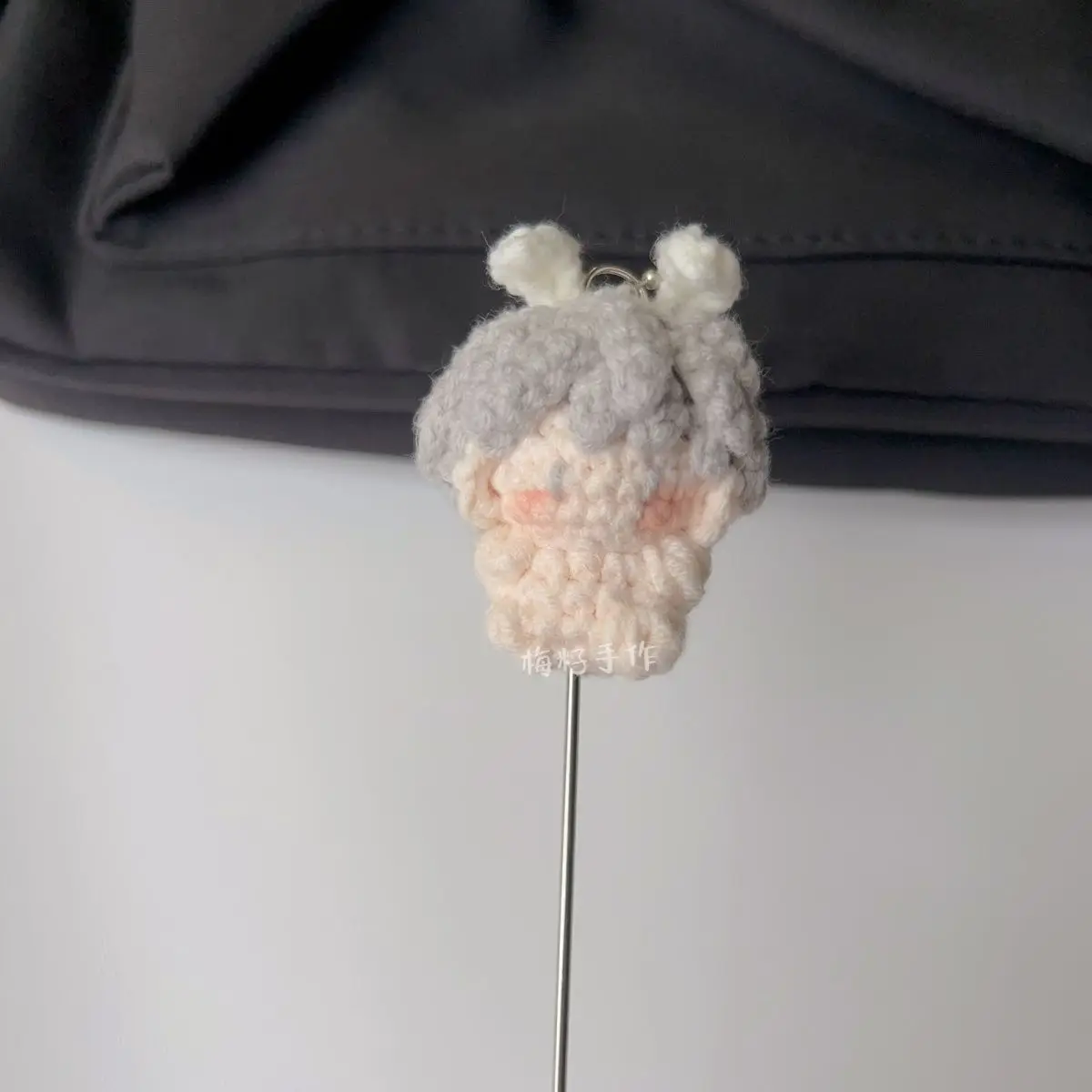 "Amor e Espaço Profundo, mini boneco de goma tricotado à mão'Xavier Shen Xinghui' com acabamento em uma pequena estátua de crochê.