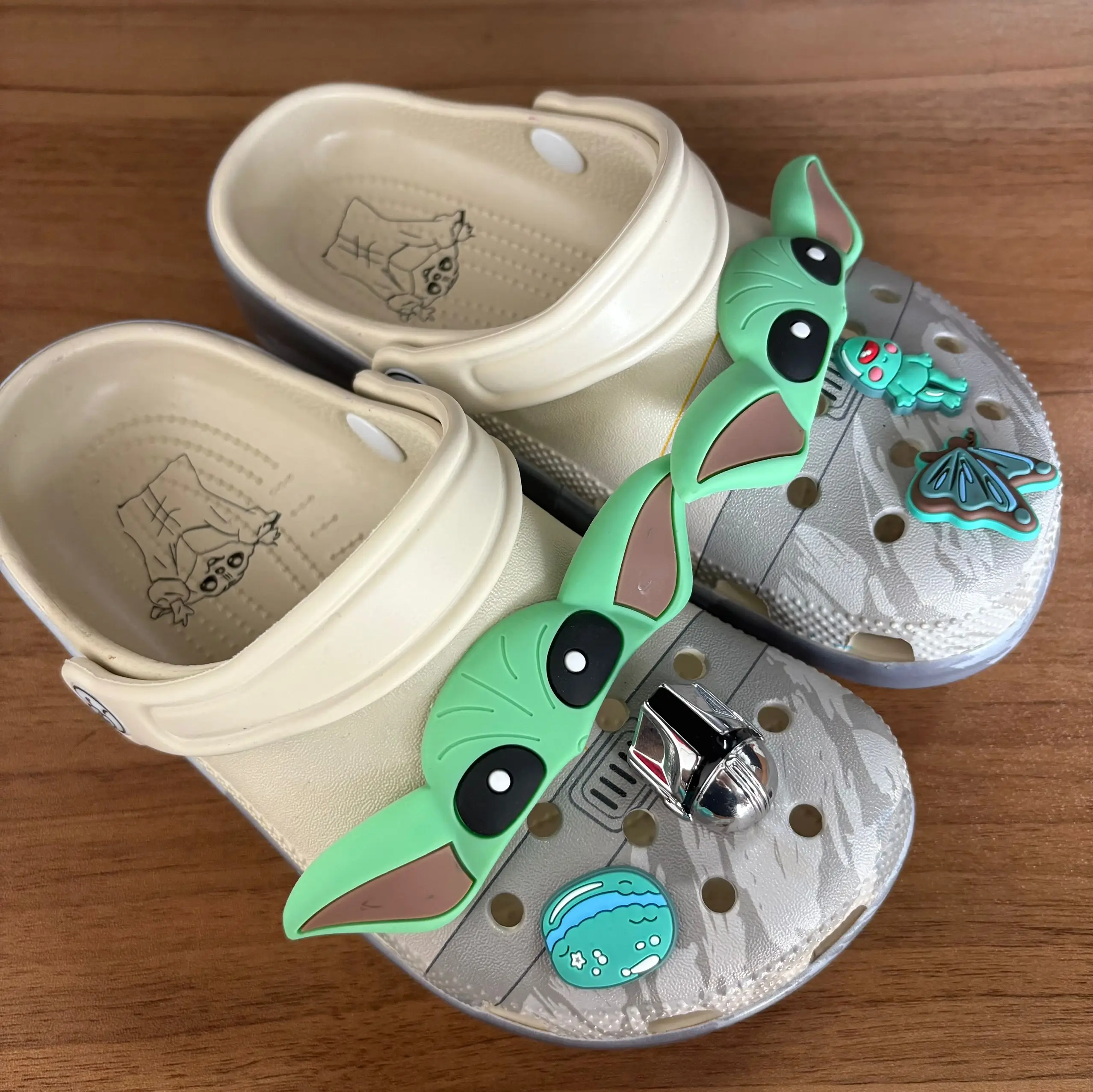 

Disney Cartoon Hole Sandals Slippers Yoda Boys Girls Beach Casual Shoes Breathable Jelly Garden Hollow-Out Eva Beach Shoes Gifts