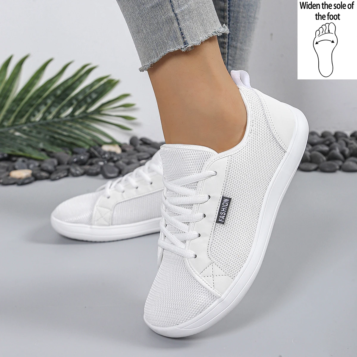 Ladies' plus-size wide-last casual sneakers with front lace-up, mesh and leather panels, suitable for casual, commuting, and tre