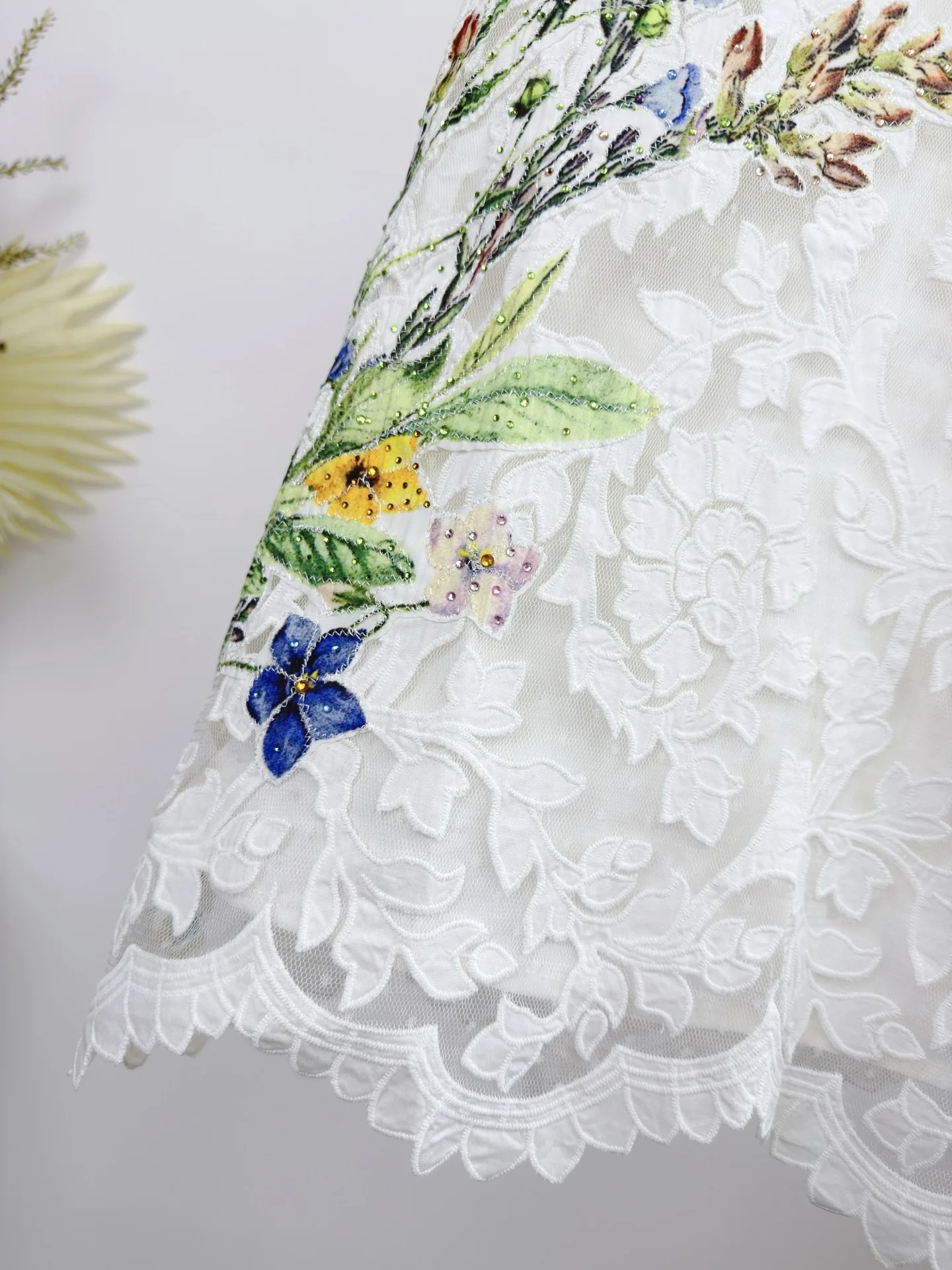 여성용 크리스탈 비즈 장식 코튼 블렌드 화이트 미니 슬링 드레스 꽃 자수 스트랩리스 하이웨이스트 우아한 슬림 드레스