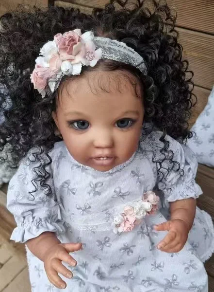 

DLS Индивидуальные ограниченные поставки 24 дюйма Reborn Baby Lottie с укорененными волосами вручную и различным платьем Dark Skim African Baby