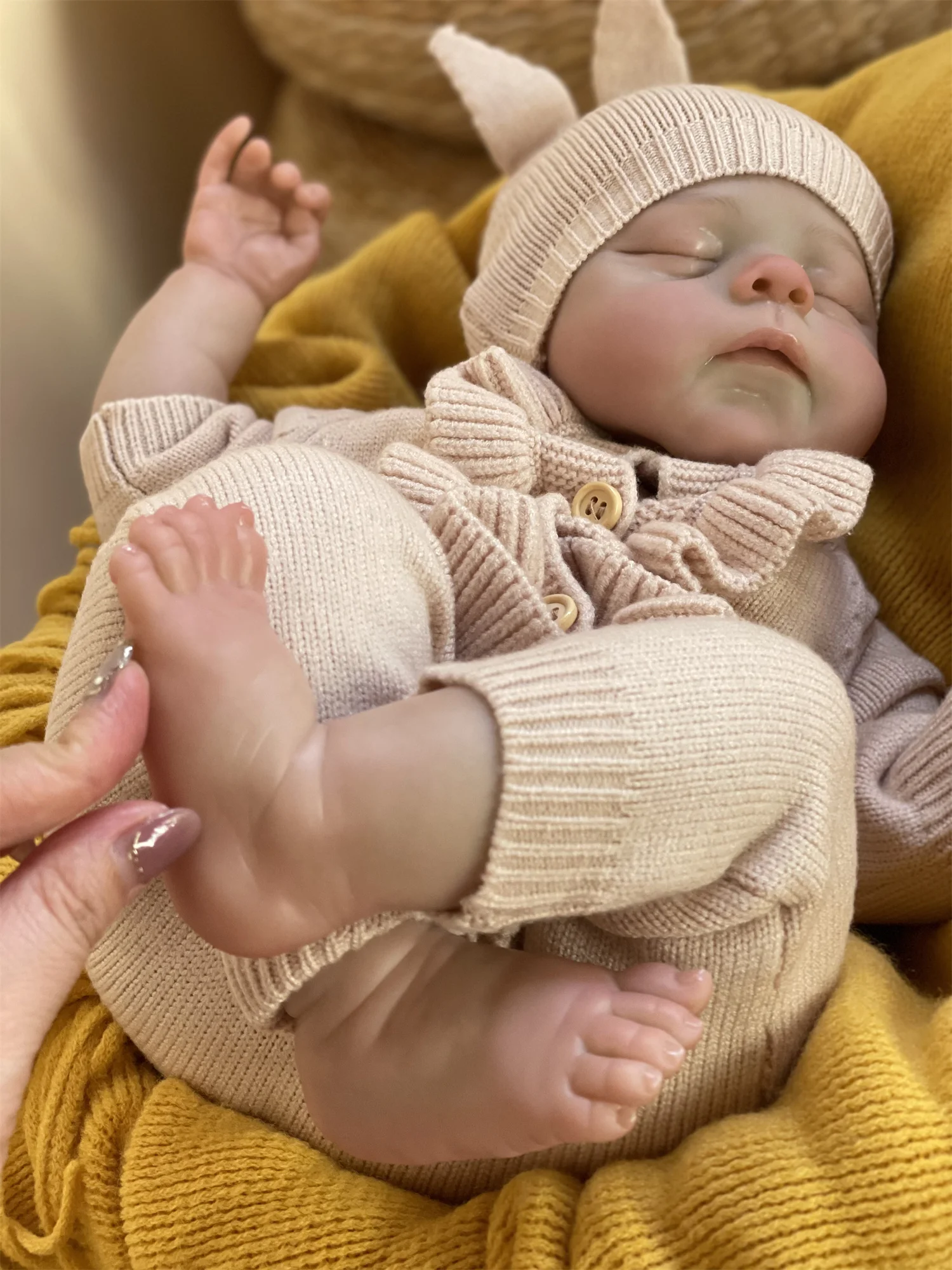 Bambola Reborn Eric da 18-20 pollici con occhi chiusi con corpo in tessuto morbido Capelli dipinti a mano e pelle visibile Realistica Reale Bebe Reborn