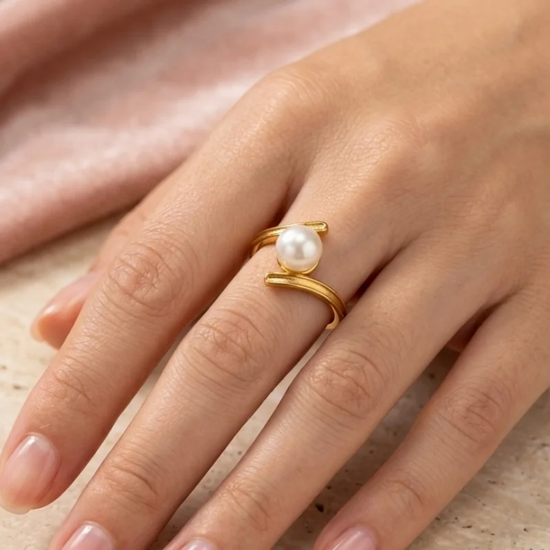 1 Piece of Stainless Steel Ring Plated with 18K Gold with the Letter H and a Single Artificial Pearl, Suitable for Women with a Gentle and Intellectual Style, Perfect for Workplace Commuting, Daily Wear, and Pairing with Light Mature Style Dresses