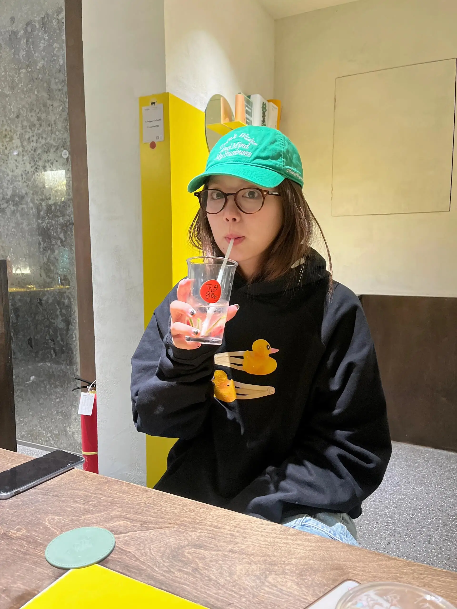 

Худи из хлопка свободного кроя в стиле ретро-американского дизайна с принтом, модная заколка для волос, забавный мультяшный принт, длинный рукав, для повседневной носки, ветрозащитный.