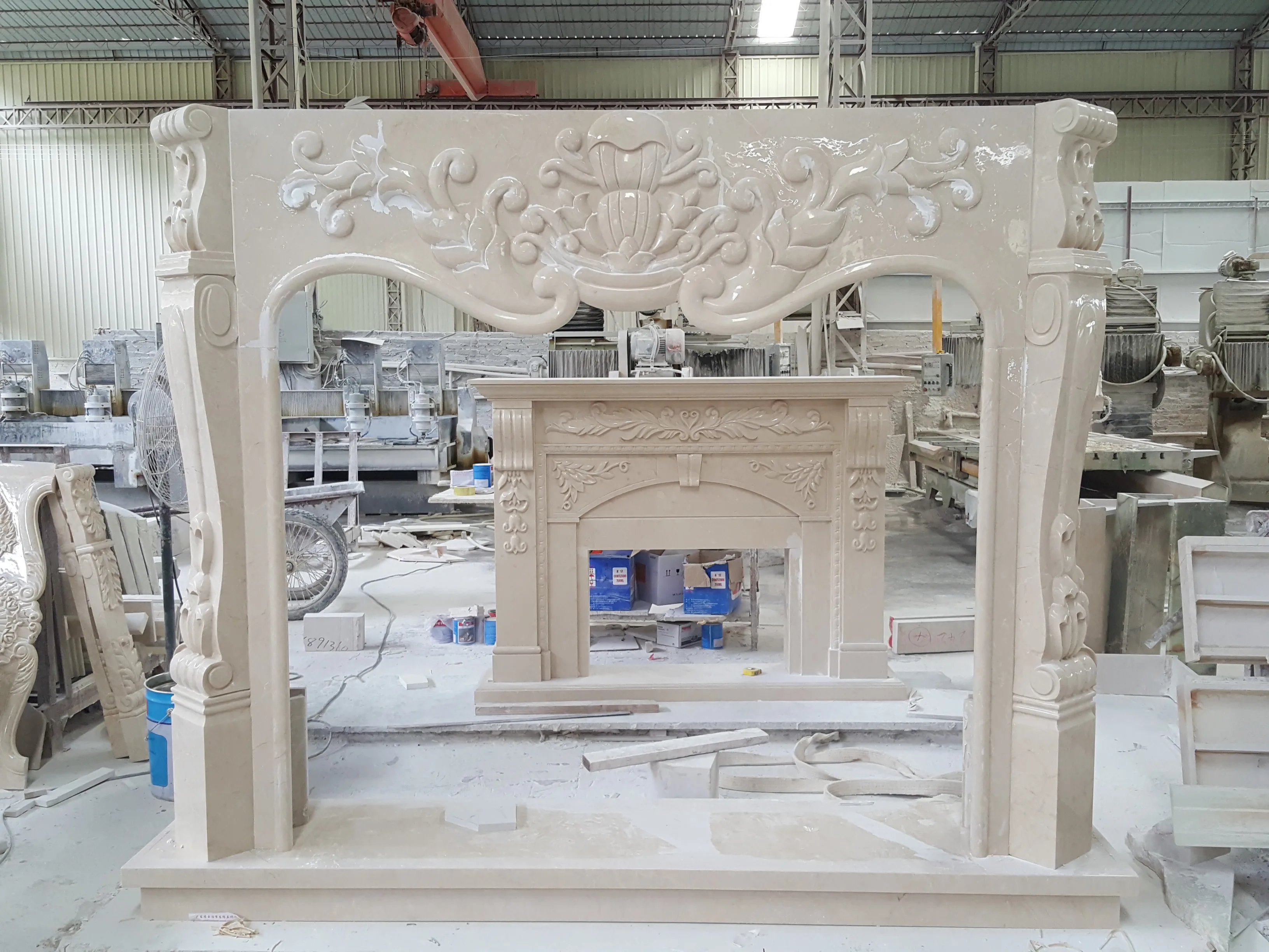 Sofisticato design del caminetto in marmo