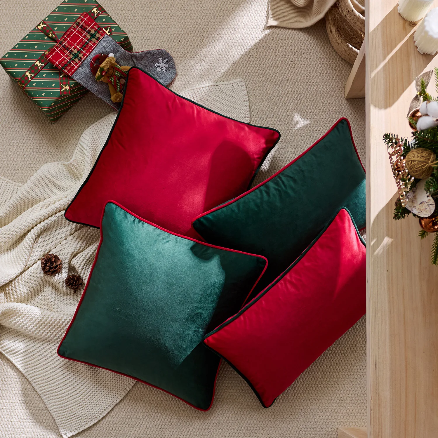 

Velvet Christmas Cushion Cover Red Green Contrast Luxury Nordic Modern Sofa Pillow Case Soft Festive Home Decor for Living Room