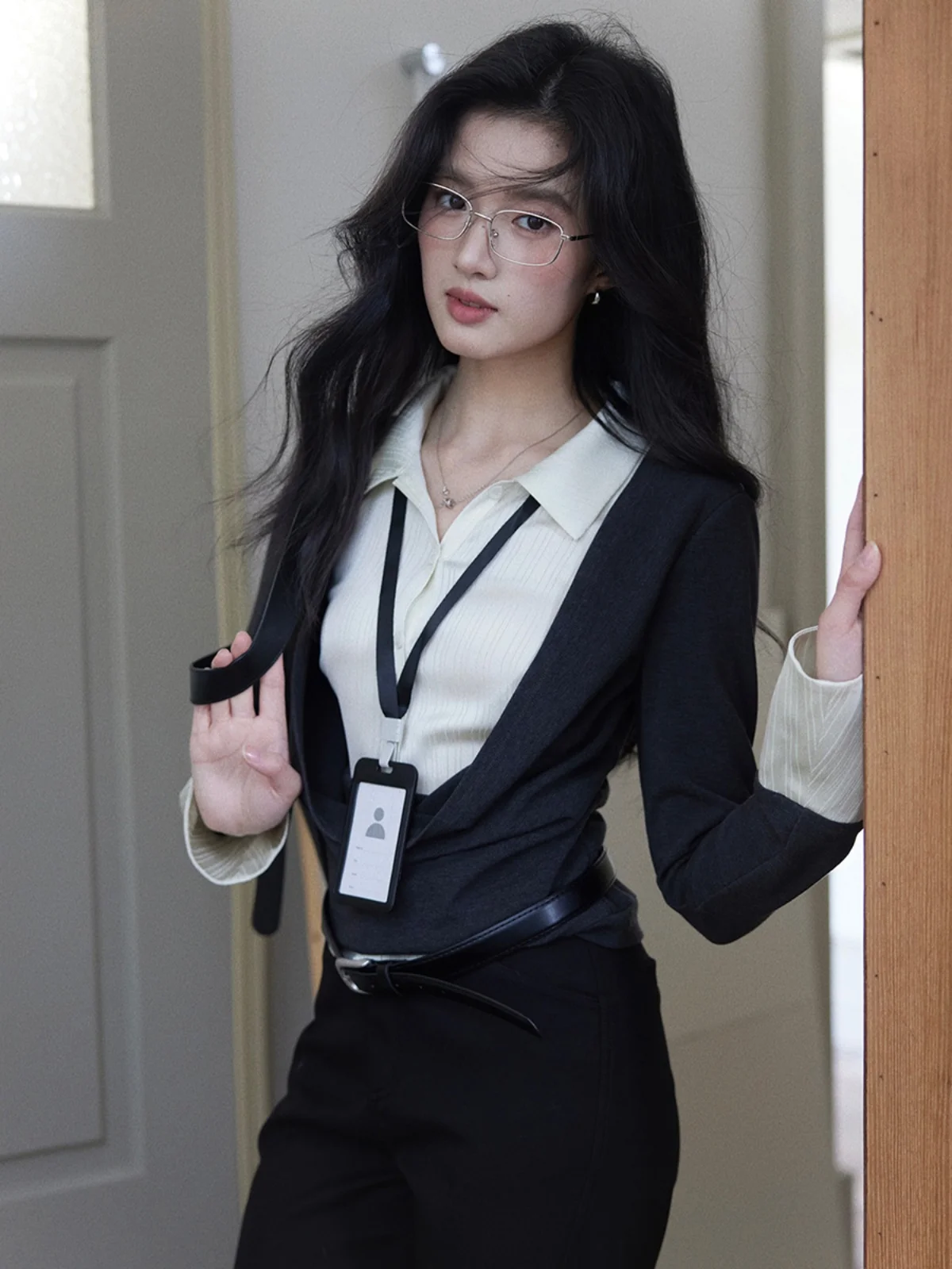 

Дизайнерский топ из полиэфирного волокна с длинными рукавами, имитирующий двухслойную вязаную кофту, с атласной отделкой, для женщин, премиум-класса, от Design Two eep【Su Yu】