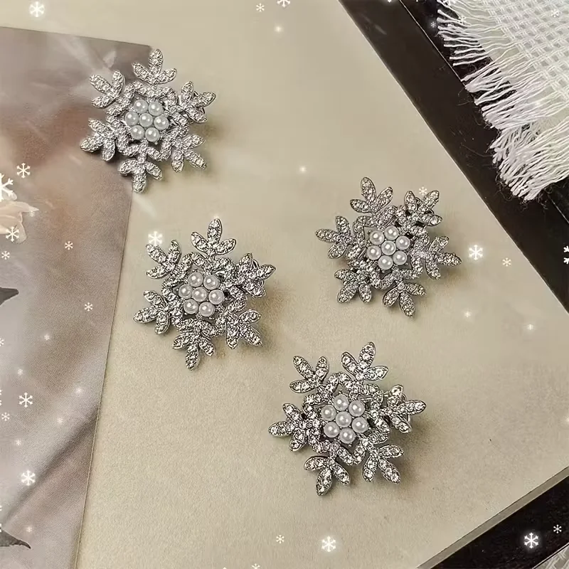 5-teiliges elegantes Schneeflocken-Haarspangen-Set mit glänzenden Strasssteinen und Kunstperlen – perfekt für Herbst und Winter – Detail 4