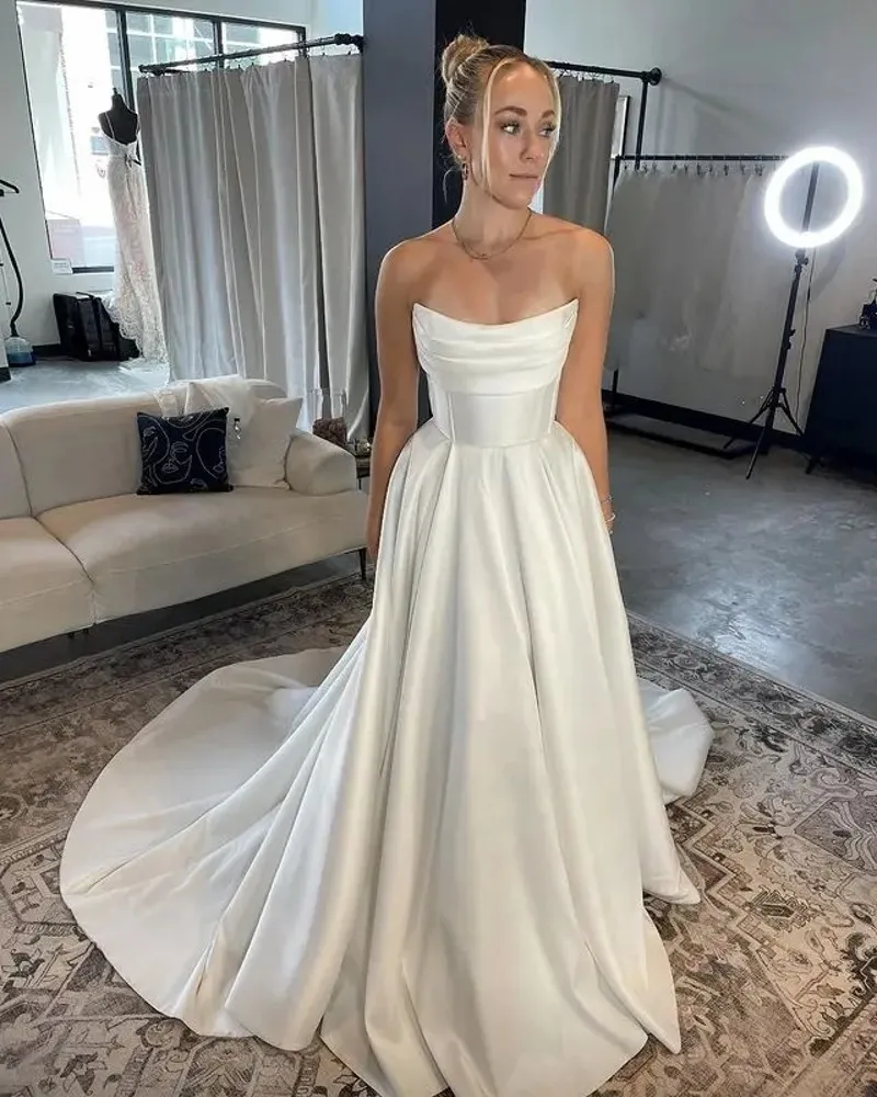 2025 Simple A-line Wedding Dress Strapless Pleats Court Train Satin Church Bridal Bride Gowns Vestidos De Noiva Robe De Mariage