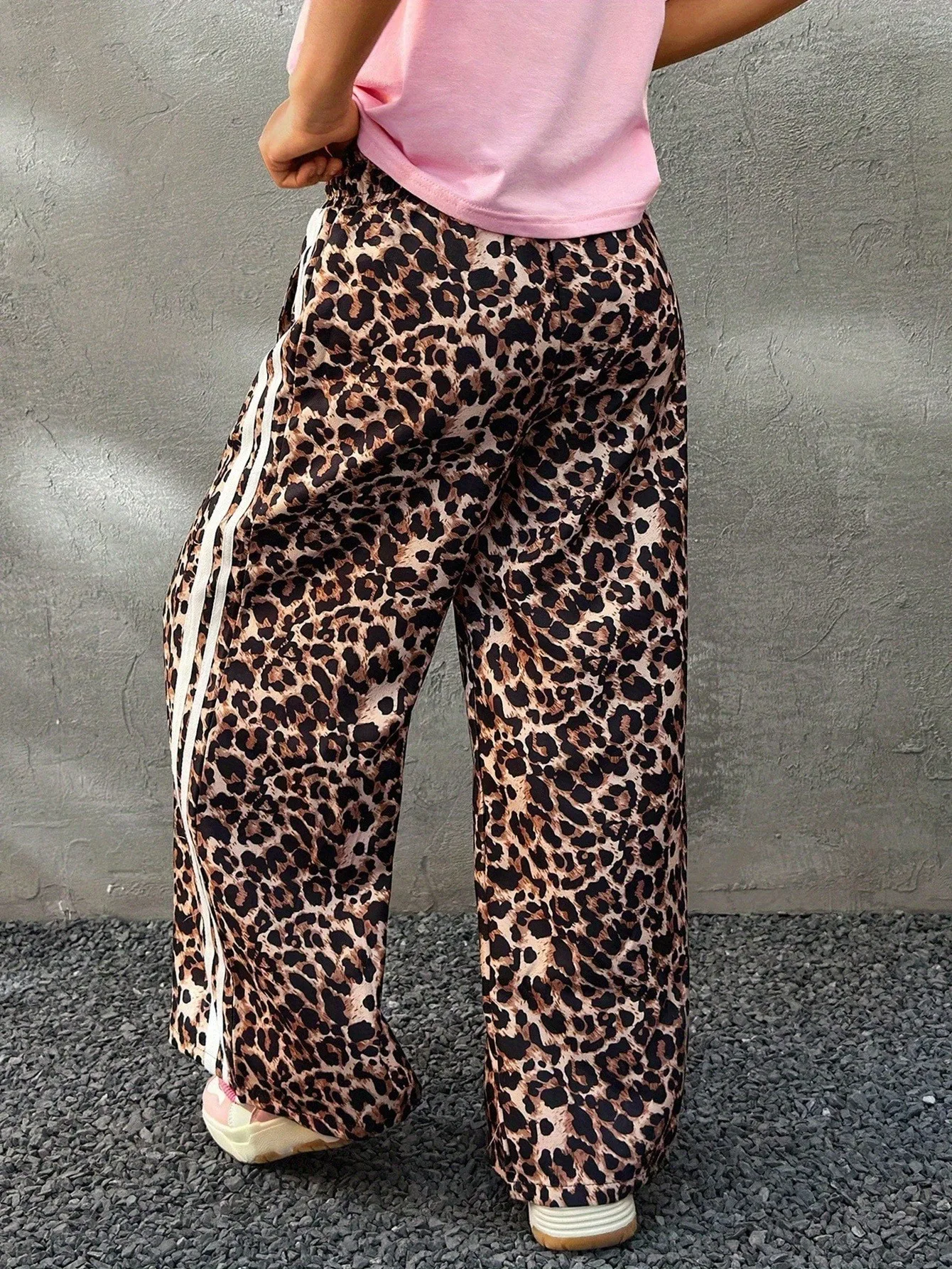 Trendige Mädchenhose mit Leopardenmuster, seitlich gestreifte Hose mit elastischem Bund und weitem Bein für den Alltag und den Street-Style – Detail 3