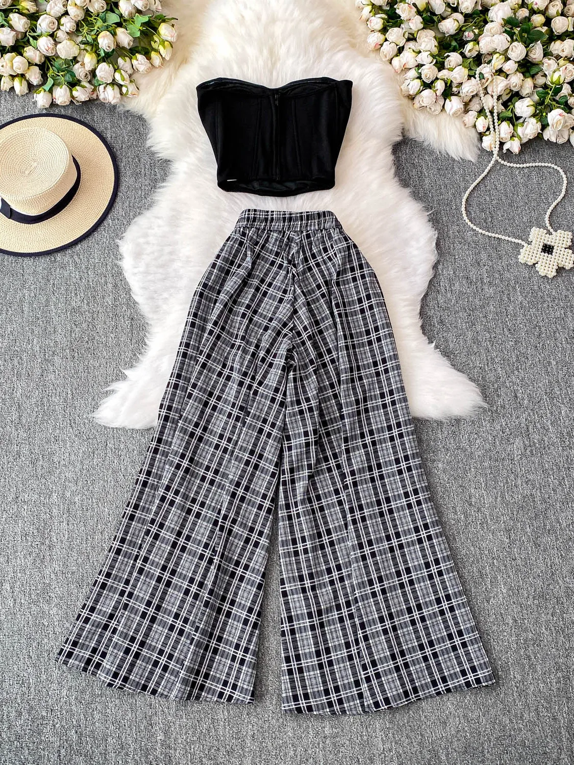 طقم مكون من قطعتين للشابات: توب قصير بكتف واحد مزين بوسادة صدر وتصميم عظم السمكة، وبنطلون واسع الساقين.