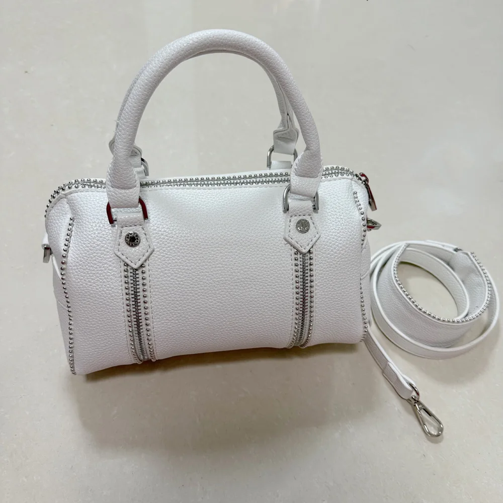 Modieuze zwarte dameshandtas Grote capaciteit PU lederen schoudertas Luxe design Retro crossbody tas met klinknagels