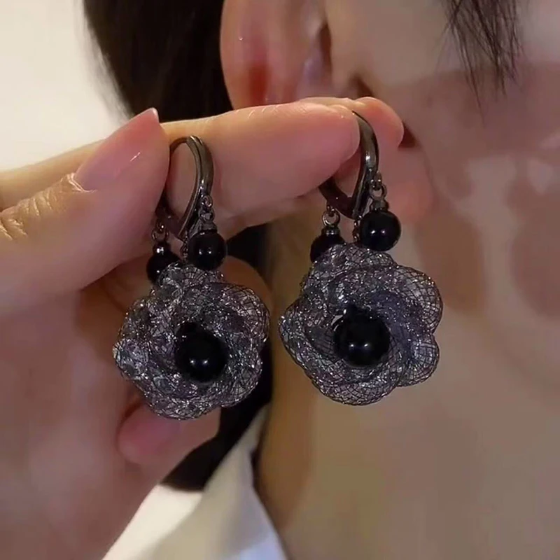

Elegant Hollow Mesh Black Flower Pendant Stud Earrings for Women New Fashion Temperament Personality Girls Party Unusual Jewelry