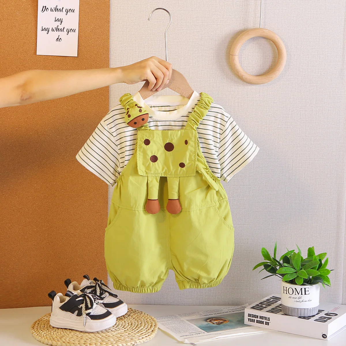 

Новый комплект для малышей 2026: футболка в полоску + комбинезон с 3D-жирафом, 2 предмета, для детей 0-5 лет, милый летний повседневный костюм для мальчиков и девочек