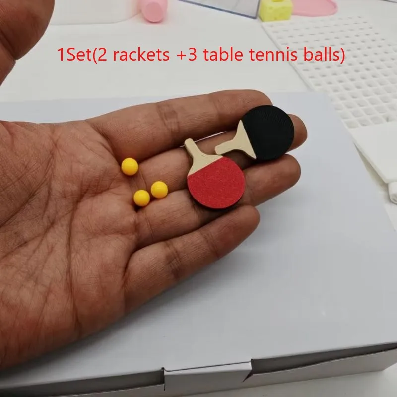1Set Puppenhaus Miniatur Ping Pong Ball Modell (2 Schläger + 3 Tischtennis Bälle) Mini Simulation Puppenhaus Spielplatz Szene Dekor