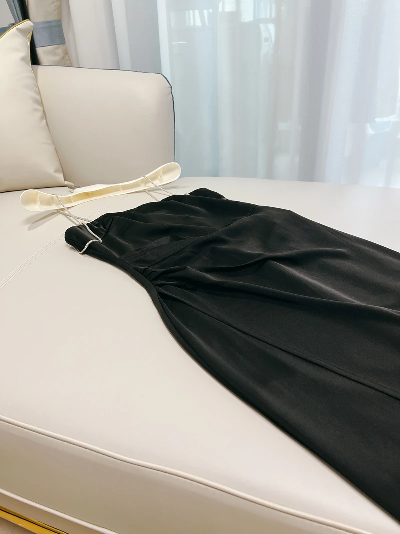 فستان طويل أنيق بخصر ملفوف من الساتان الأسود مع تصميم حزام مرصع بالألماس وطيات، فستان نسائي بخصر مرتفع وتصميم كلاسيكي بكتف واحد