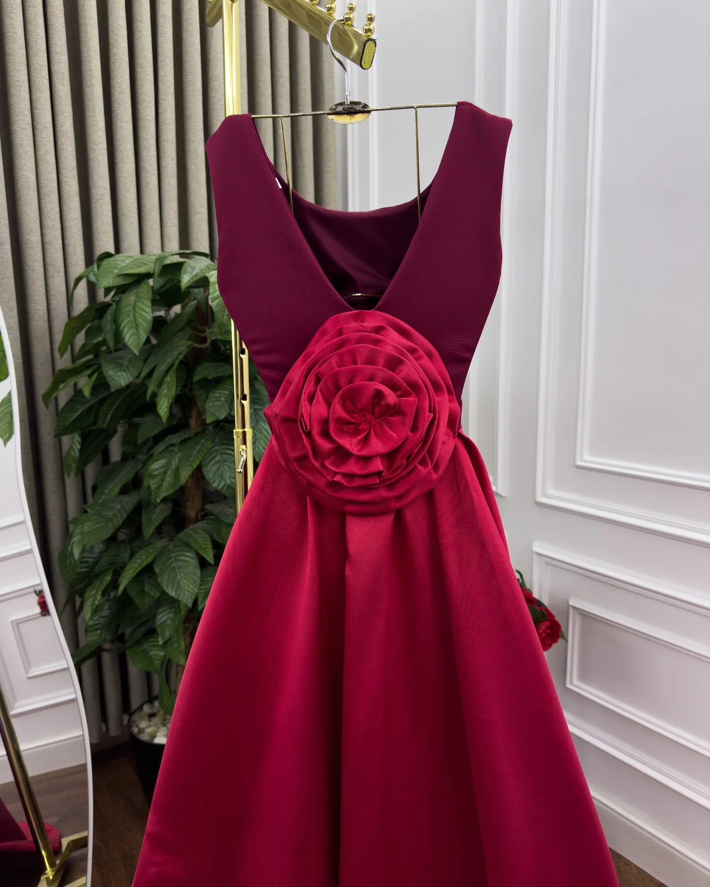 Abito da sera personalizzato Abiti da ballo classici senza maniche con scollo rotondo in raso Abiti da festa semplici e dritti fatti a mano con pannello floreale