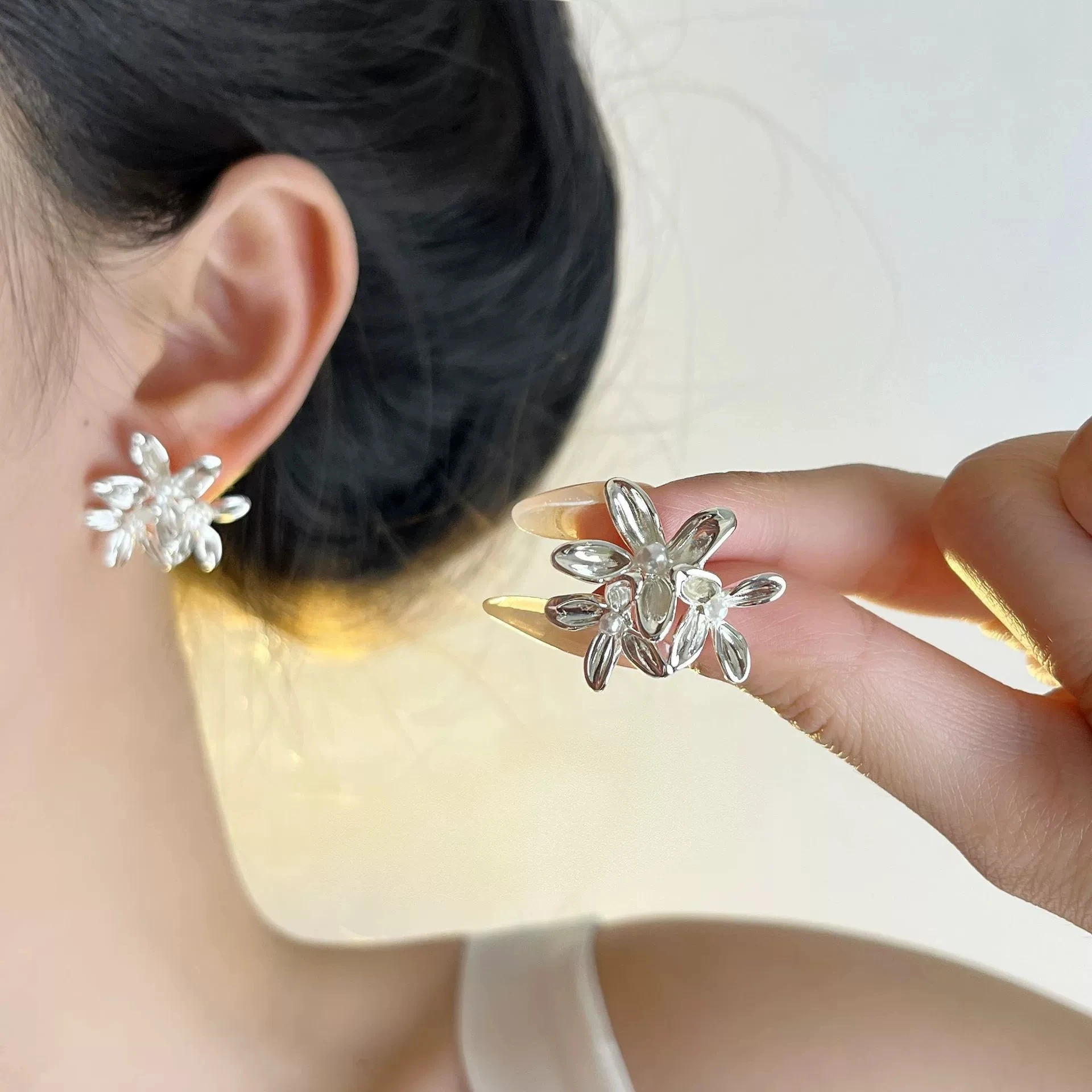 

Стерлингового Серебра 925, новый дизайн, серьги-гвоздики с цветком для женщин, простые модные серьги, свадебные украшения для невесты, аксессуары