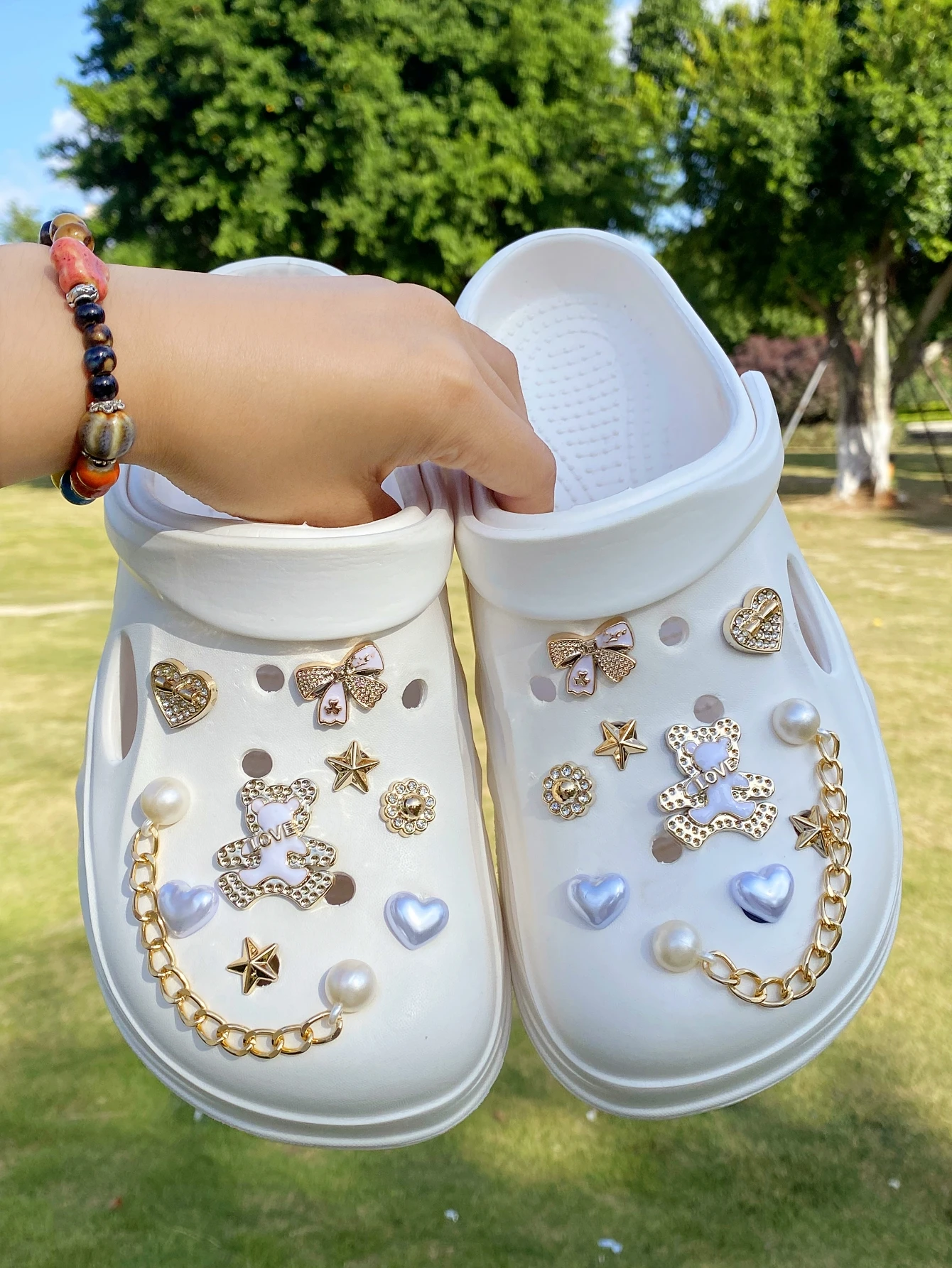 18 pieces of casual golden (love bear, heart, oil-dripping bow, beige heart, five-pointed star, beige bead chain) Crocs and acce