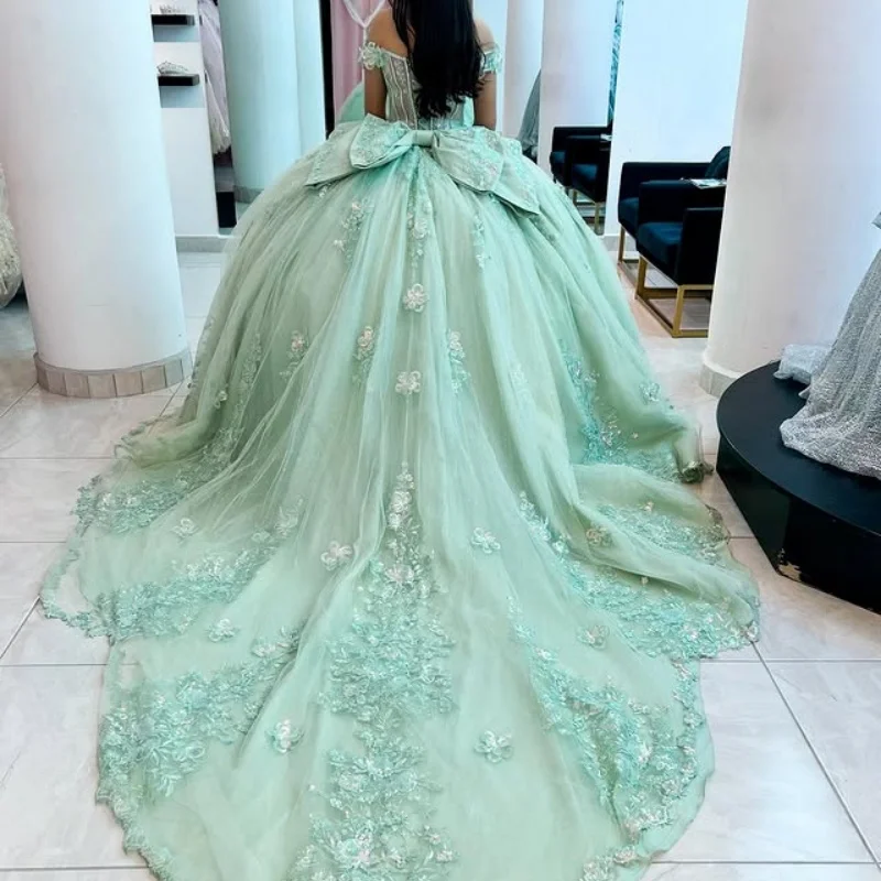 Maßgeschneiderte mintgrüne Quinceanera-Kleider aus der Schulter, glitzernder Aufkleber, 3D-Blume, Tüll, langer Schwanz, Schleife, Vestido 15 Quinceanera