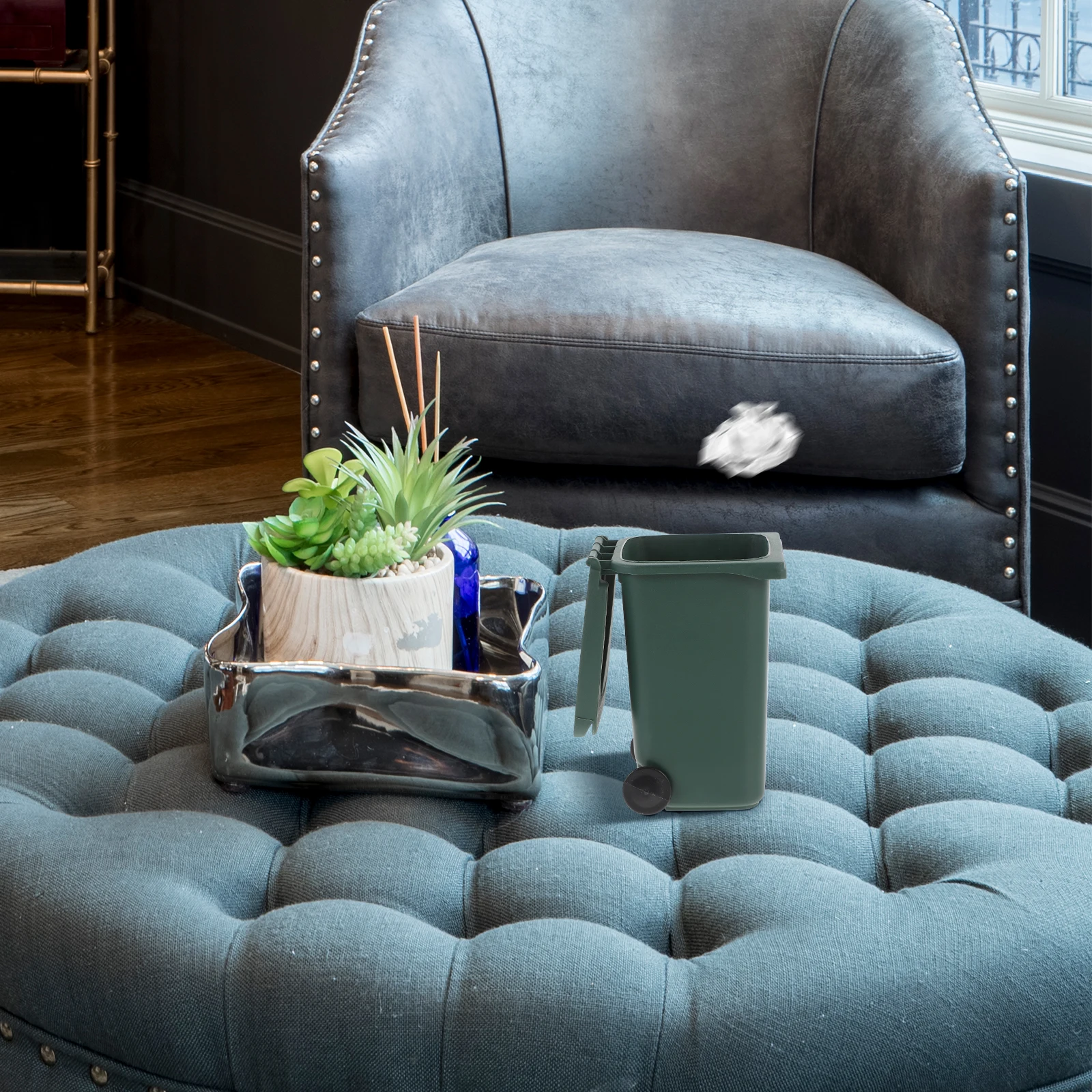 سلة قمامة صغيرة لسطح المكتب مع غطاء حاوية نفايات محمولة لغرفة السيارة والمكتب وحل تخزين مرتب للمناشف الورقية