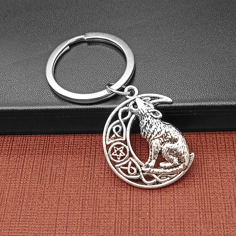 Fashion Viking Wolf Keychains for Men The Wofl Under Moonlight Key Rings Vintage Jewelry Gifts for Party