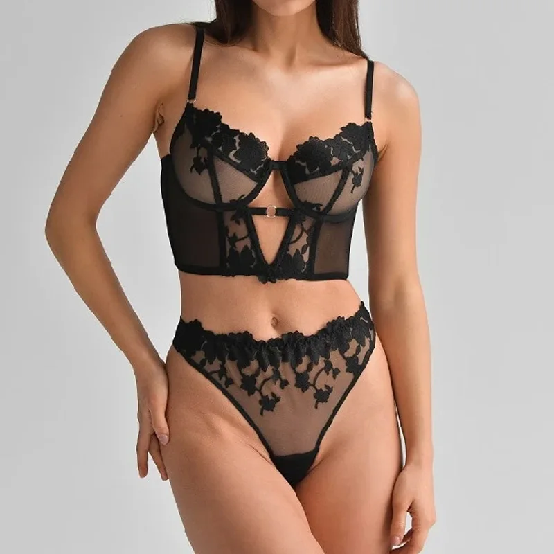 

Hot Selling New Embroidered Patchwork Mesh Underwire Gathered See-through Sexy Hip-revealing Lingerie Set