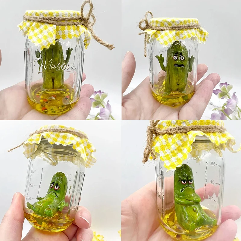 Mini picles mal-humorado em uma escultura de jarra Engraçado Aojiao Jar Pickle Display dos desenhos animados Estátua de Pickle de vidro claro criativo