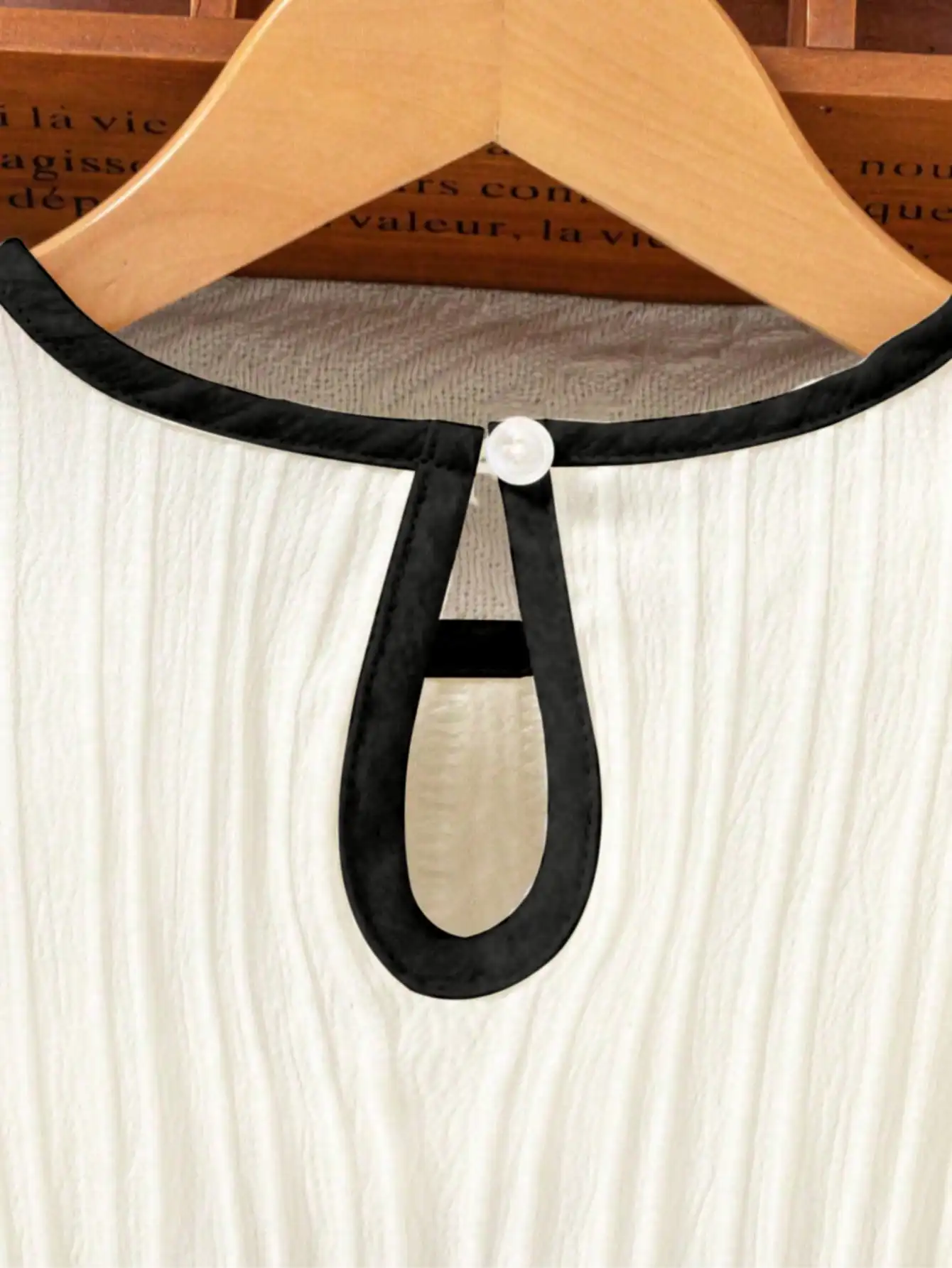 Mädchenkleid mit Rundhalsausschnitt, langen Ärmeln, tailliertem Schnitt, Schleife, gestreiftem Rock und Schlitz, Kinderbekleidung – Detail 7