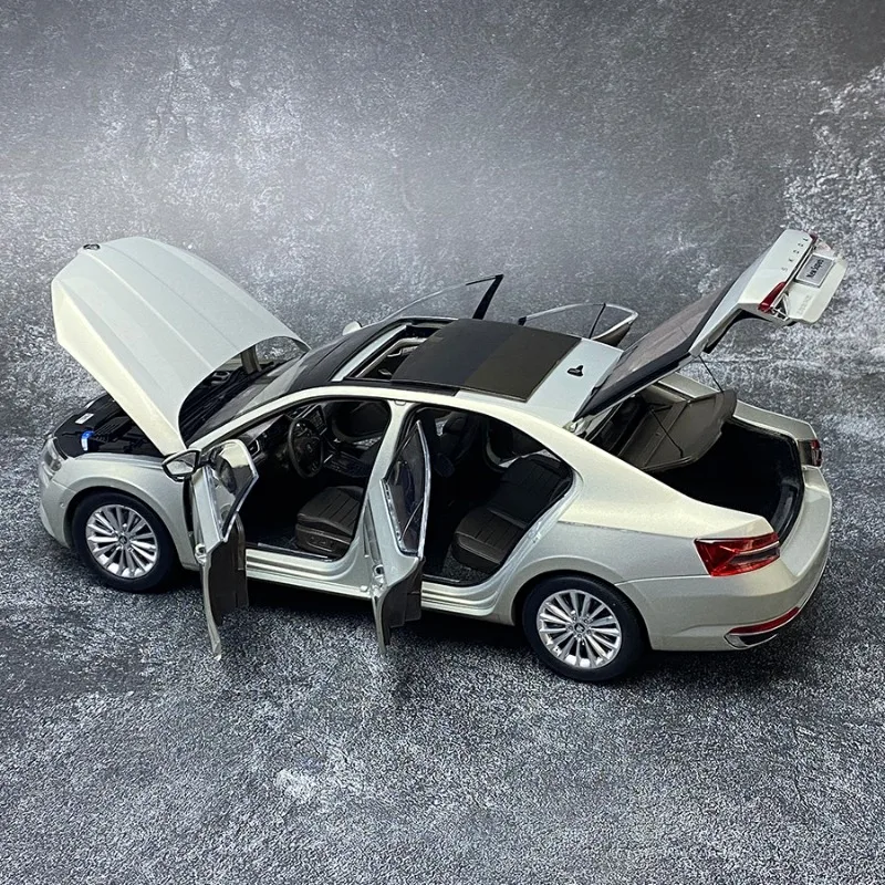 Original factory 1:18 Skoda NEW SUPERB die-cast alloy car model, boys' holiday gift toy, adult collectible ornament.