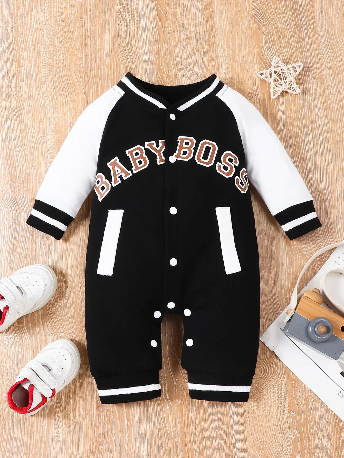 Schwarzer Langarm-Strampler für Babys mit Rundhalsausschnitt und Buchstabenmuster, aus bequemem, weichem Material, modischer Baby-Overall. – Detail 3