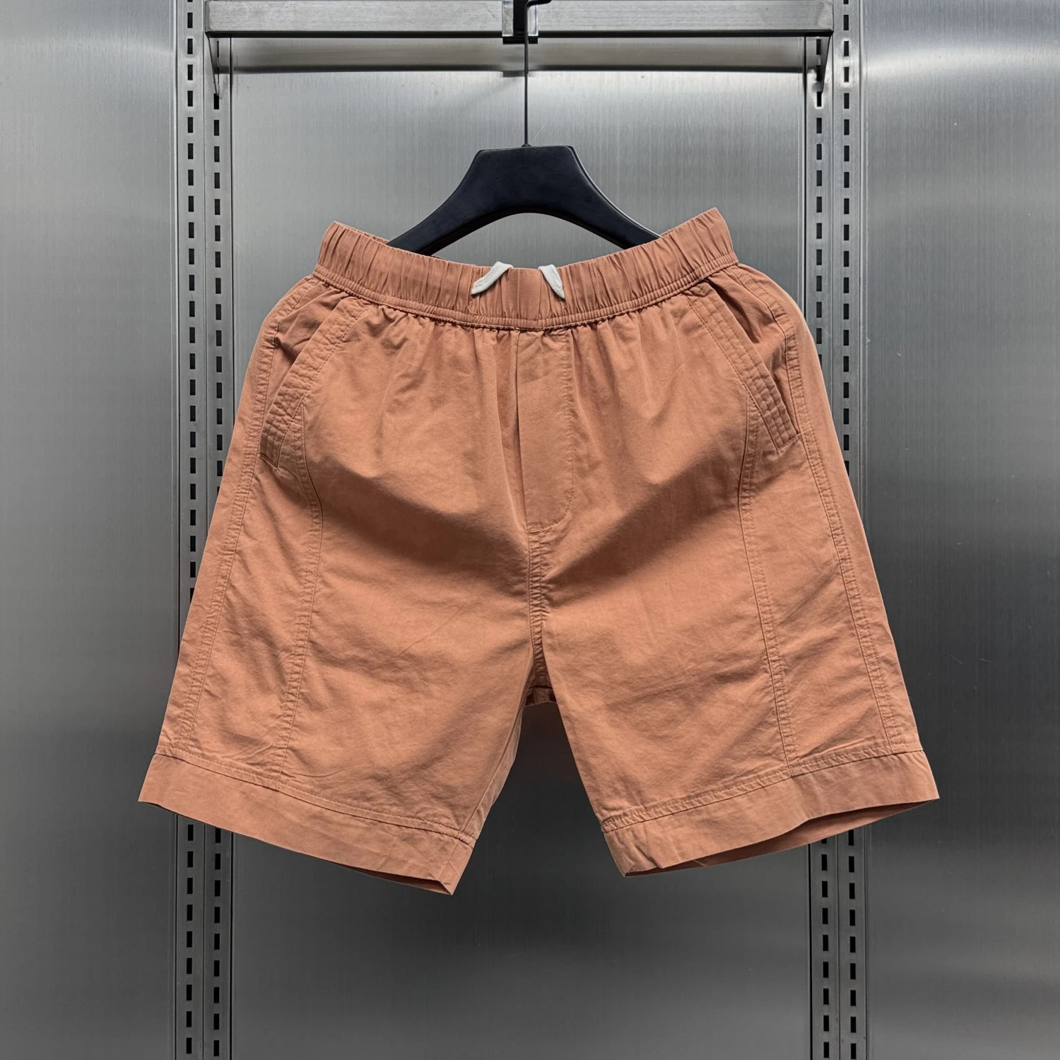 

Модные повседневные шорты для мужчин: летние, однотонные, свободные, прямого кроя, длиной до колена, дышащие, комфортные.