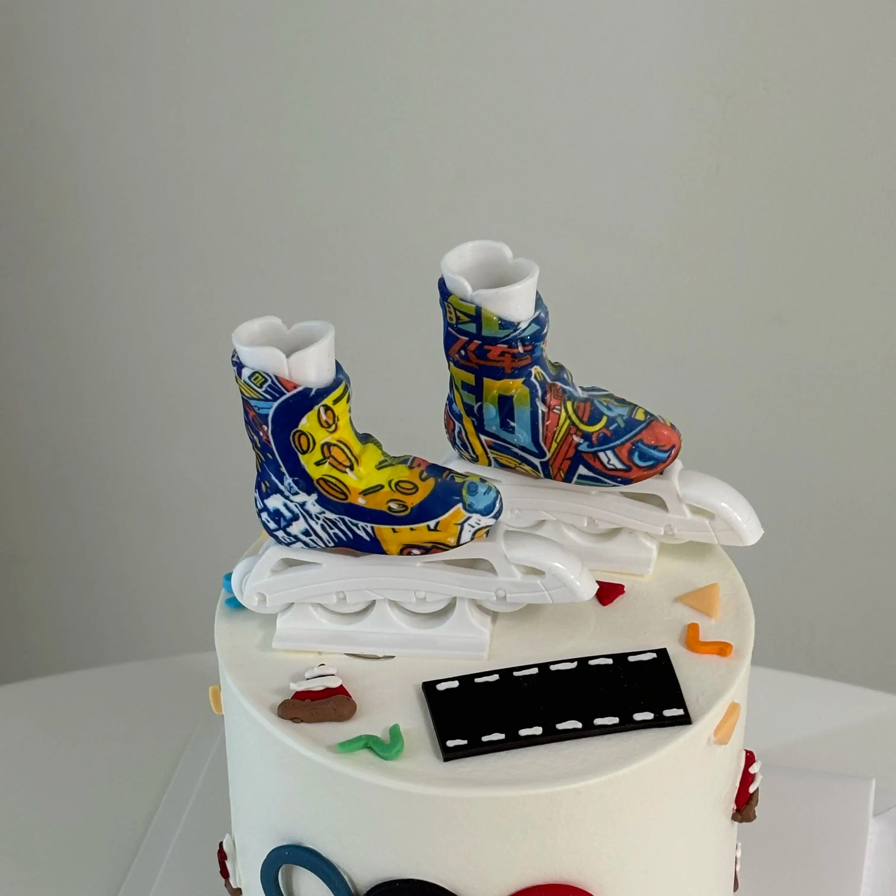 أحذية التزلج على الجليد الألوان الكلاسيكية أحذية التزلج الدوارة الصغيرة للأطفال ألعاب تخفيف التوتر ديكور سطح المكتب