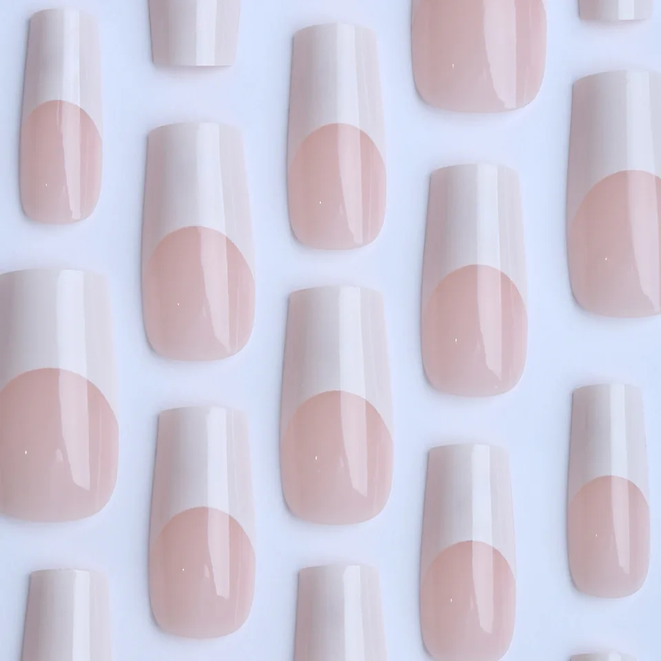 24 uñas postizas francesas blancas simples, ataúd mediano, nude, estilo moderno 2