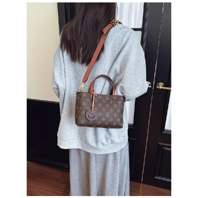 

Luxury Minimalist Tote Bag Elegant Vintage Paris Fashion For Women With Solid Color And Letter Logo Best