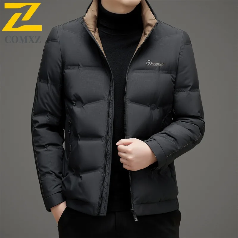 COMXZ 2025 アーバン通勤ダウンジャケット メンズ スタンドカラー 軽量デザインジャケット オフィス ストリートウェア 冬 旅行コートウェア