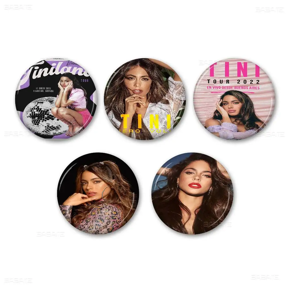 المغني تيني ستوسل 58 مللي متر اليدوية بروش الكرتون تأثيري شارة على ظهره مجوهرات اكسسوارات هدايا #5