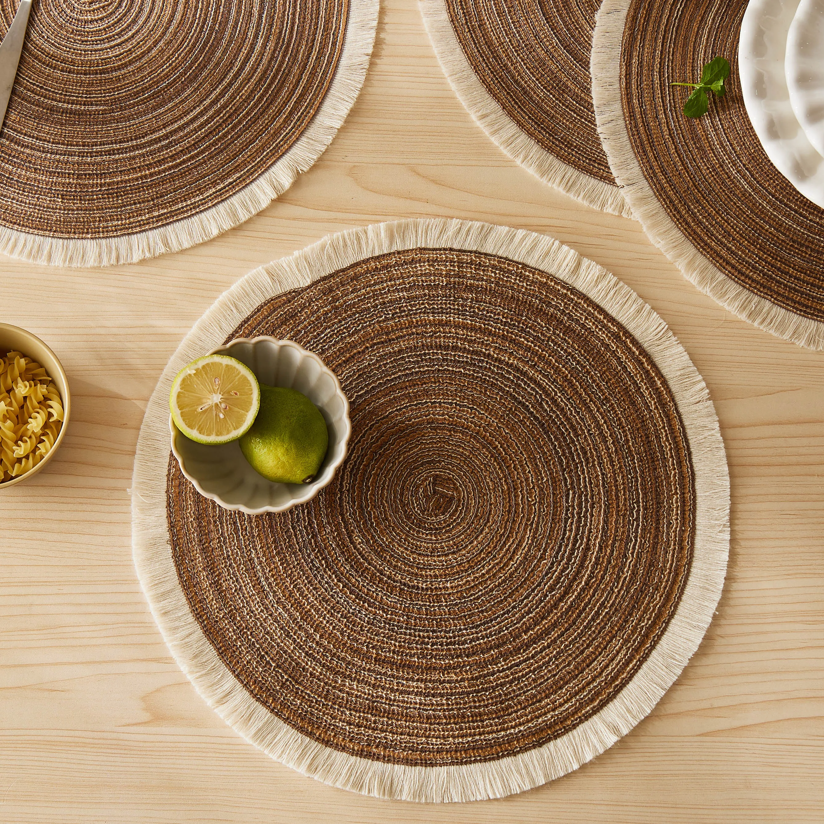 

Hot Round Braided Placemats Set of 4 Washable PP Heat Resistant 38cm Table Place Mat for Kitchen Xmas Dining Table Party Decor