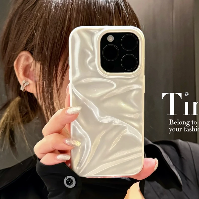Perlweißes Falt-Textur-Gehäuse für iPhone 16 13 14 11 12 17 18 Pro Max 15 Plus Stilvolle Glänzende Weiche TPU-Handyrückseite – Detail 10