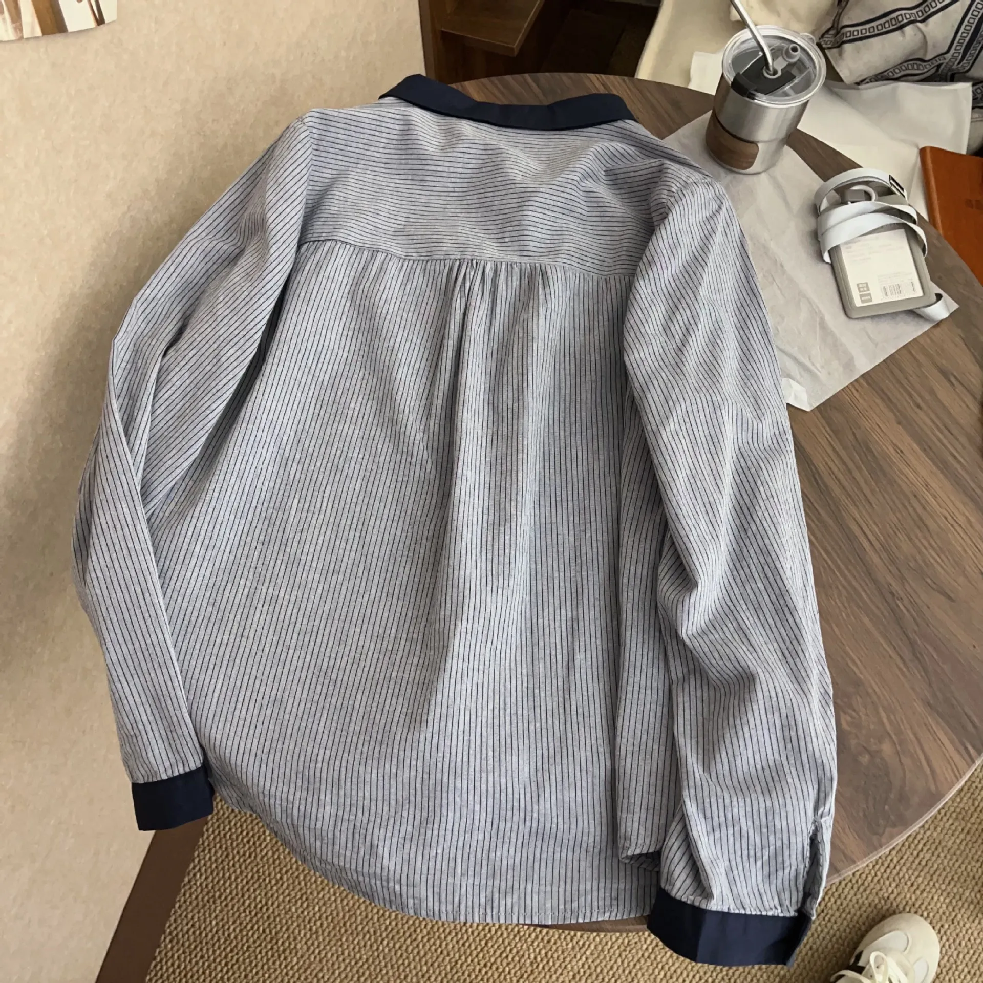 ما قبل الخريف 2025 قميص نسائي مخطط بسيط متباين بأكمام طويلة قميص نسائي فضفاض غير رسمي متعدد الاستخدامات